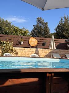 Der Swimmingpool an oder in der Nähe von Apartmani Merica