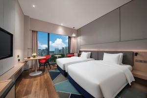 深セン市にあるHoliday Inn Express Shenzhen Longhua by IHGのベッド2台とテレビがあるホテルの部屋 +67枚の写真