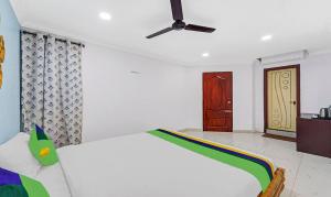 Signature Grande Pondicherry客房内的一张或多张床位