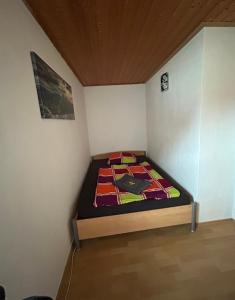 ein kleines Schlafzimmer mit einem Bett in einem Zimmer in der Unterkunft Ferienwohnung Am Lilienstein in Bad Schandau