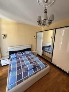 a bedroom with a bed and a large mirror at Holiday Apartmens Neli in Shëngjin