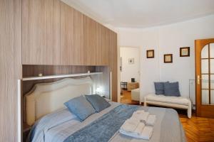 En eller flere senge i et værelse på Beautiful Holiday House By Marcos