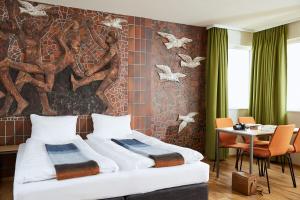 เตียงในห้องที่ Geo Hotel
