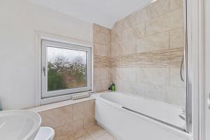 Koupelna v ubytování 4 to 5 bedroom house near Burton Latimer, Isham and Welly