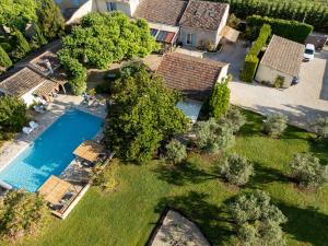 an overhead view of a yard with a swimming pool at LE MAS DE LA TERRE - Chambres d'hôtes in L'Isle-sur-la-Sorgue