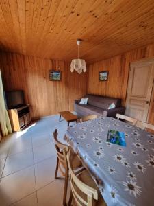 una sala de estar con una mesa y un sofá en Lou R'bat Pays, en Le Grand-Bornand