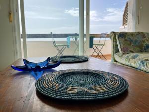 Una mesa de madera con dos platos y una estrella de mar encima. en Marina Playa, en La Herradura