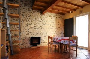 Un comedor con mesa y chimenea. en La maison de madeleine, en Livron
