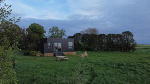GresseyにあるParcel Tiny House Brunel - 50 minutes de Parisの小さな黒家 +9枚の写真