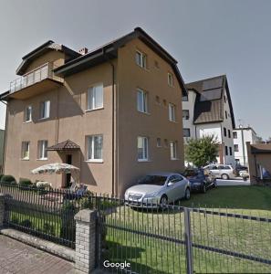 a house with a car parked in front of it at Pokoje Gościnne u Marcina, Gästezimmer bei Martin in Mielno