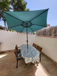 Patio lub wspólna przestrzeń na świeżym powietrzu w obiekcie Semi-detached Adosado con Encanto -130 m2 - WiFi 600 Mb - Piscina Comunitaria - Patio Privado