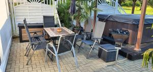 a patio with a table and chairs and an umbrella at Fewo Traum in Neppermin