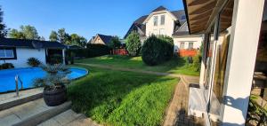 a yard with a house and a swimming pool at Fewo Traum in Neppermin