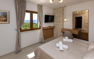 une chambre avec un lit, un bureau et une fenêtre dans l'établissement Villa Mikic by Villas Guide, à Slivno Ravno