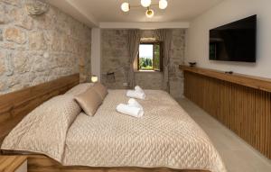 une chambre avec un lit avec deux serviettes dessus dans l'établissement Villa Mikic by Villas Guide, à Slivno Ravno 32 autres photos
