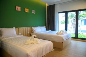 Ένα ή περισσότερα κρεβάτια σε δωμάτιο στο ongsa house chiang mai pool villa +34 φωτογραφίες