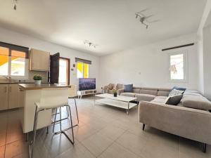 Гостиная зона в Wealthystays 3BR Terrace BBQ Villa with pool