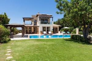 Bazén v ubytování Aphrodite Hills Rentals - Superior Villas nebo v jeho okolí