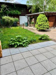 a garden with a sidewalk and some plants at Haus HarzZauber - Elegantes Ferienquartier in der Altstadt mit Terrasse, Kamin und E-Bikes für die perfekte Auszeit in Wernigerode +9 photos