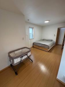 سرير أو أسرّة في غرفة في 5 Minutes Train to Haneda Airport 2 Bedrooms 5 Beds Fully Equipped 2 Story Private House