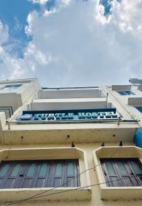 Turtle Hostel Udaipur的阳台或露台