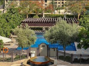 迪拜Souk AL Bahar Burj Khalifa View from main door, luxury Apartment, Dream view holiday homes的建筑物前有喷泉的游泳池