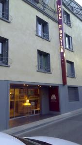 un edificio con un cartel en el costado en Hotel De La Bastide, en Carcassonne