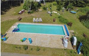 an overhead view of a swimming pool with chairs and umbrellas at Palócliget Vendégház in Kétbodony