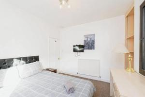 En eller flere senge i et værelse på 4 Bedroom House For Corporate Stays in Kettering