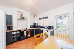 Køkken eller tekøkken på 4 Bedroom House For Corporate Stays in Kettering