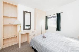 En eller flere senge i et værelse på 4 Bedroom House For Corporate Stays in Kettering