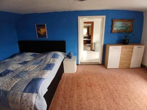 Postel nebo postele na pokoji v ubytování Ferienwohnungen Sommerfrische Lindenhaus