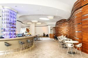 Restauracja lub miejsce do jedzenia w obiekcie DoubleTree by Hilton Wroclaw