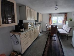 Kuchyň nebo kuchyňský kout v ubytování Ferienwohnungen Sommerfrische Lindenhaus