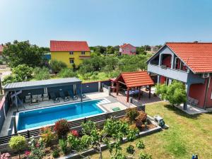 widok z lotu ptaka na dom z basenem w obiekcie Villa Chervil ZadarVillas w mieście Šopot