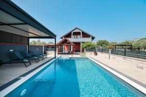 Basen w obiekcie Villa Chervil ZadarVillas lub w pobliżu