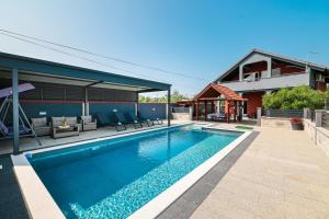 Basen w obiekcie Villa Chervil ZadarVillas lub w pobliżu