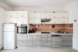 Kuchnia lub aneks kuchenny w obiekcie Villa Chervil ZadarVillas