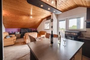 kuchnia i salon ze stołem i kieliszkami do wina w obiekcie Villa Chervil ZadarVillas w mieście Šopot