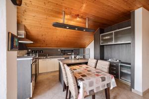Kuchnia lub aneks kuchenny w obiekcie Villa Chervil ZadarVillas