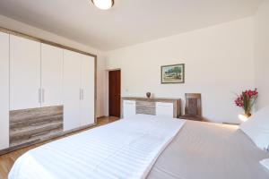 Łóżko lub łóżka w pokoju w obiekcie Villa Chervil ZadarVillas