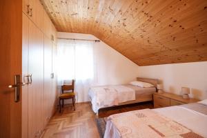 Łóżko lub łóżka w pokoju w obiekcie Villa Chervil ZadarVillas