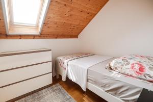 Łóżko lub łóżka w pokoju w obiekcie Villa Chervil ZadarVillas