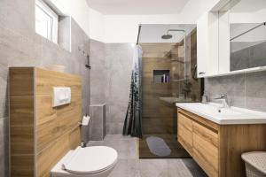 łazienka z toaletą, umywalką i prysznicem w obiekcie Villa Chervil ZadarVillas w mieście Šopot +22 zdjęcia