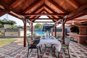 Patio lub wspólna przestrzeń na świeżym powietrzu w obiekcie Villa Chervil ZadarVillas