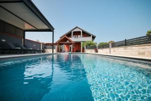 Basen w obiekcie Villa Chervil ZadarVillas lub w pobliżu