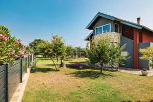 dom z płotem i drzewami na podwórku w obiekcie Villa Chervil ZadarVillas w mieście Šopot