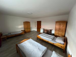 Postel nebo postele na pokoji v ubytování Gästehaus Zur Schmiede