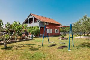 Plac zabaw dla dzieci w obiekcie Villa Chervil ZadarVillas