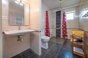 CrachにあるLa clé du bonheurの洗面台、トイレ、シャワー付きのバスルーム +13枚の写真